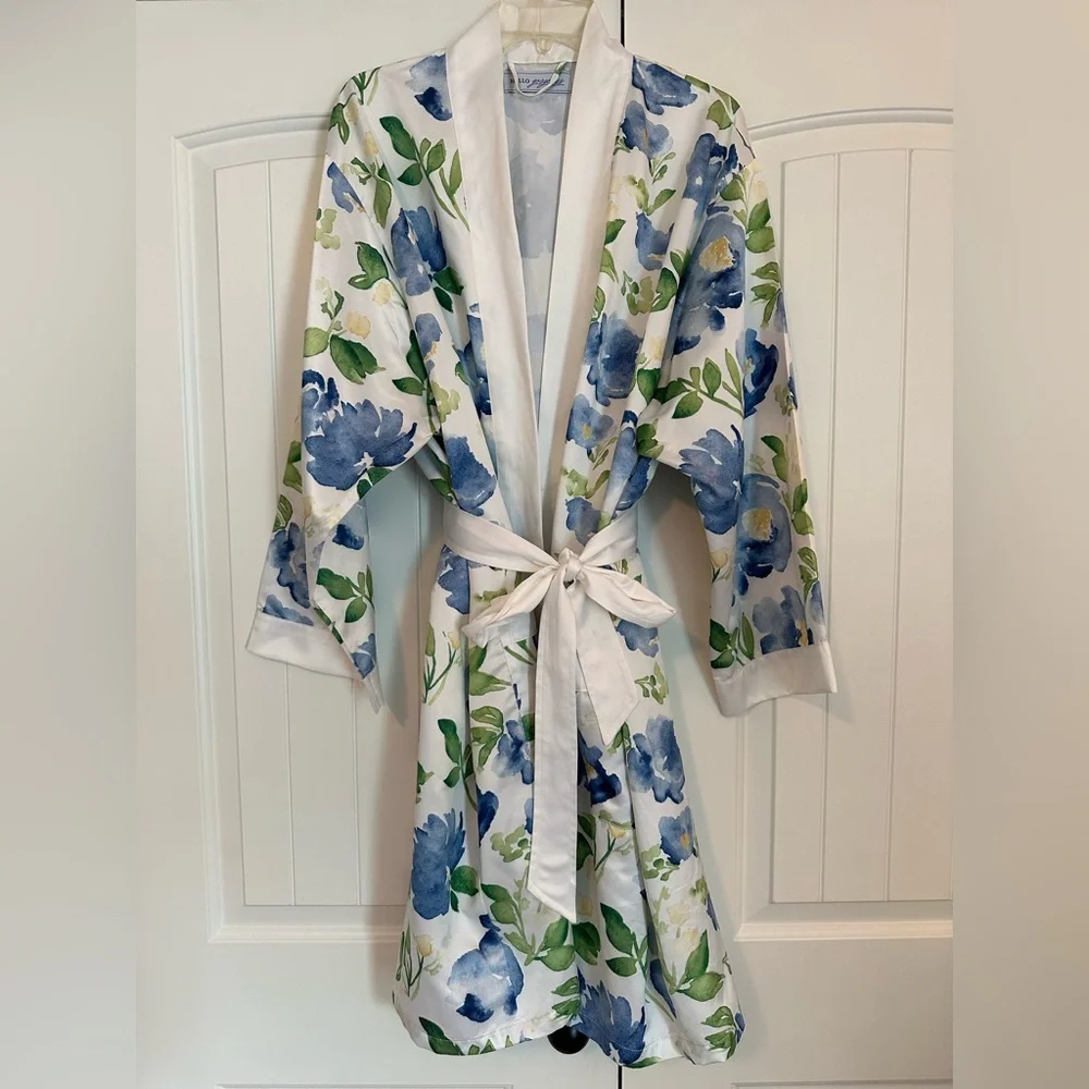 Hello Gorgeous Plus Size blue flower robe - Picture 2 of 4